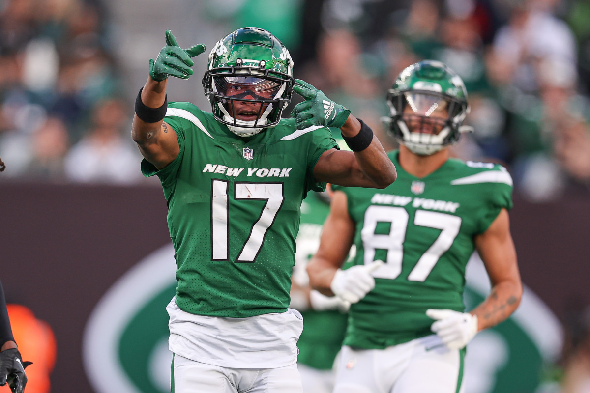 Jets' WR Garrett Wilson signals first down against Philadelphia